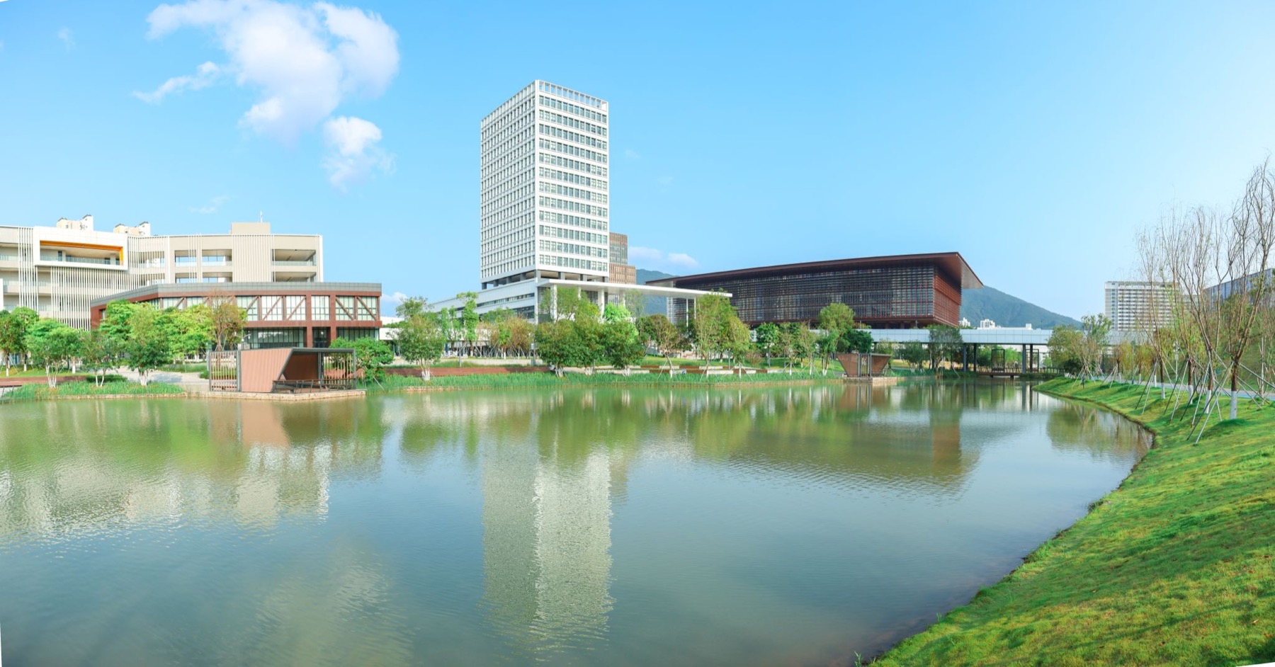 深圳技术大学校园湖景